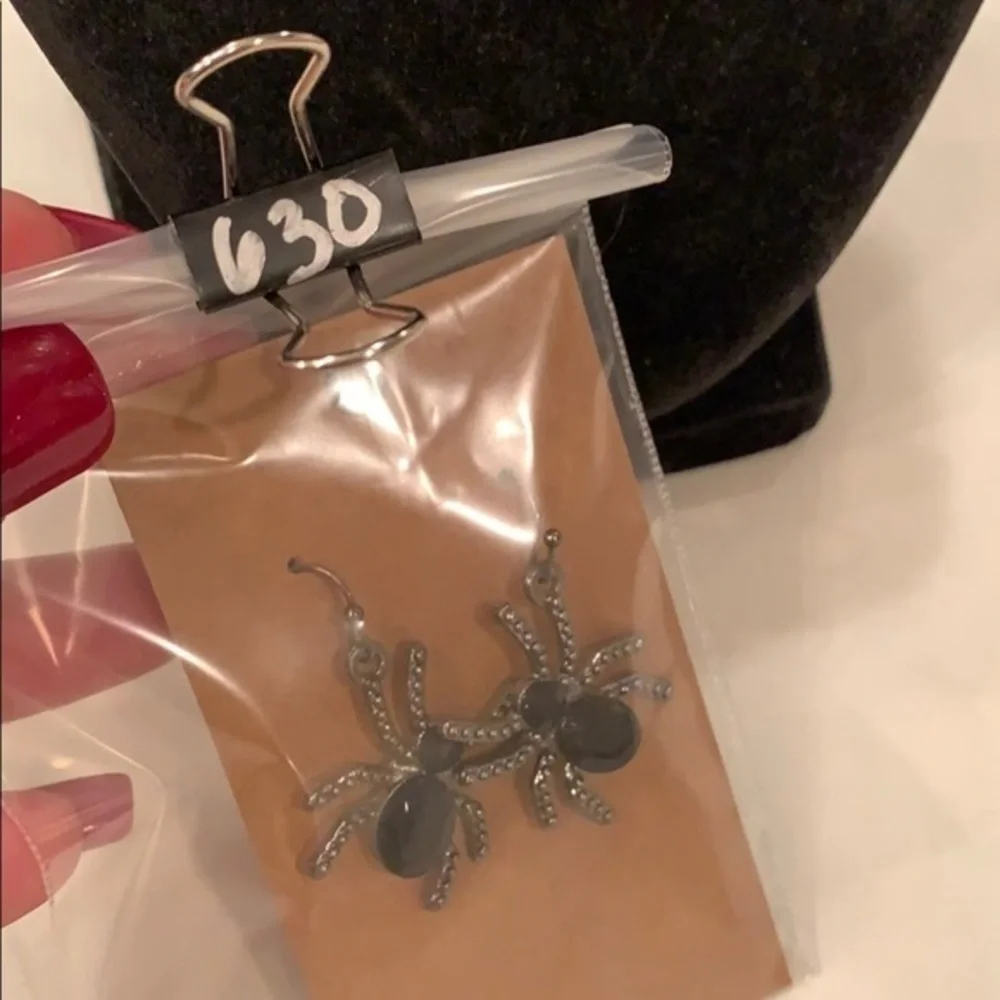 💐5/25 silver spider black crystal stones dangle
